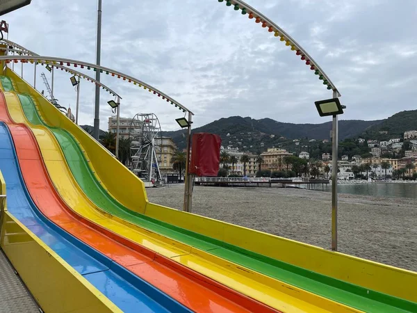 Rapallo Denizi 'ndeki küçük lunapark.