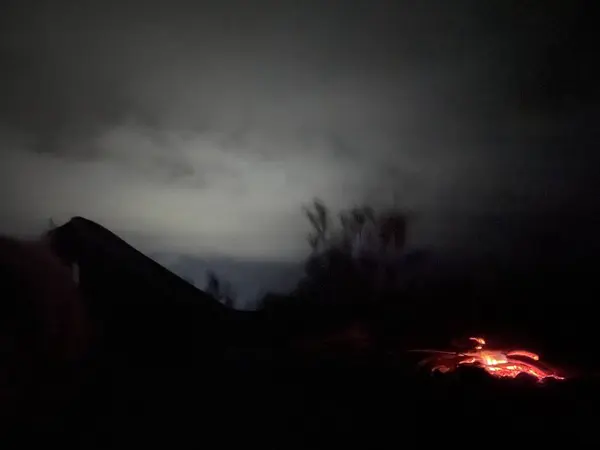 Yeni günün şafağında kamp ateşi.