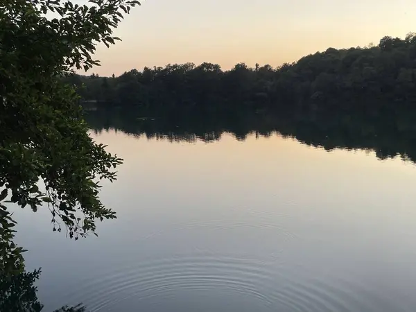 Akşamları volkanik göl manzarası