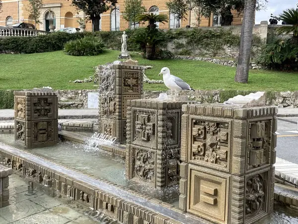 Çeşmenin üzerindeki martı Tigullio şehirlerini temsil ediyor.