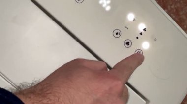 Dokunmatik Ekran Düğmesi ve Havalandırma Havalandırması ile Beyaz Ev Denemlendiricisini Yavaş Dönen Adam Hareketi