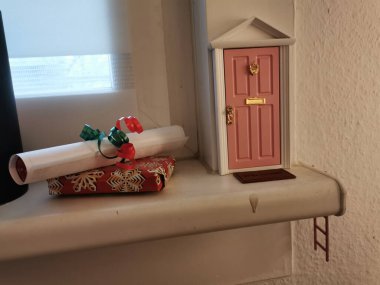 Oturma odandaki Alman cüce kapısı.