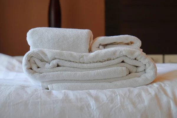 Asciugamano Bianco Pieghevole Sul Letto Hotel Resor — Foto Stock