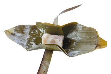 Tayland tatlısı. Khanom Sod-Sai (Hindistancevizi ile buğulanmış un) kırpma yolu ile beyaz üzerinde izole 