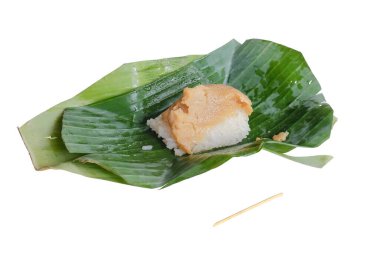 Beyaz arka planda izole edilmiş muz yapraklı kremalı pilav, kırpma yolu, Tayland tatlı tatlı