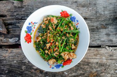 Tayland usulü dereotu yapraklı kızarmış domuz eti..