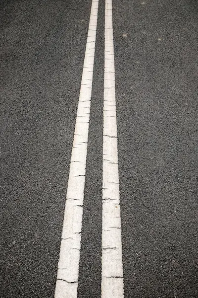 Yeni Asfalt Bir Yolda Iki Beyaz Düz Çizgi — Stok fotoğraf