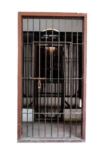 バーとロック付きスチール刑務所のドアクリッピングパットと白の背景に隔離された — ストック写真