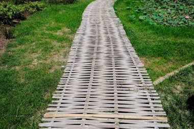 Eşit mesafede yürümek için Bambu Köprüsü