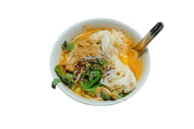 Balık köftesi ve sebzeli (Kanom Jeen Nam Ya, Tayland yemeği) balık soslu erişte.