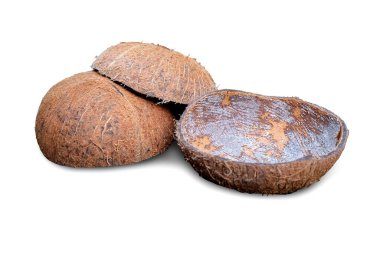 Hindistan cevizi kabuğu kırpma yolu olan beyaz bir arkaplanda izole edildi.