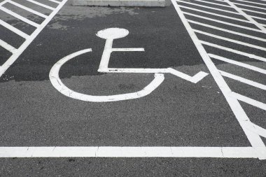 Engelliler için açık hava parkındaki engelliler için ayrılmış park yeri