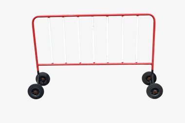 Tekerlek üzerindeki kırmızı ve beyaz trafik engelleri beyaz üzerine izole edilmiş, kırpma ile