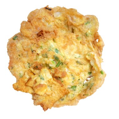 Beyaz arka planda izole edilmiş sebzeli Tayland usulü omlet geleneksel Tayland usulü yemektir. Üst görünüm