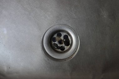 Kirli bir lavaboda kanalizasyon deliği, derin subatan.