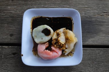 Sarımsaklı börek, taro ve tatlı soslu bambu filizli buğulama. 