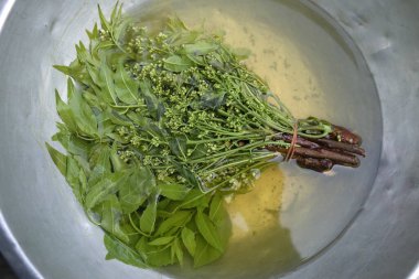 Neem yaprakları suya batırılmış.