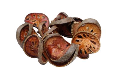 Dry Bael Fruit çayı (Aegle marmelos) beyaz arka planda izole edilmiştir.