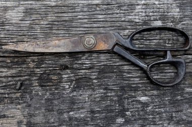 Ahşap desenli arka planda eski makas, üst görünüm