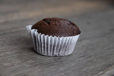 Tahta bir masada çikolatalı kek.