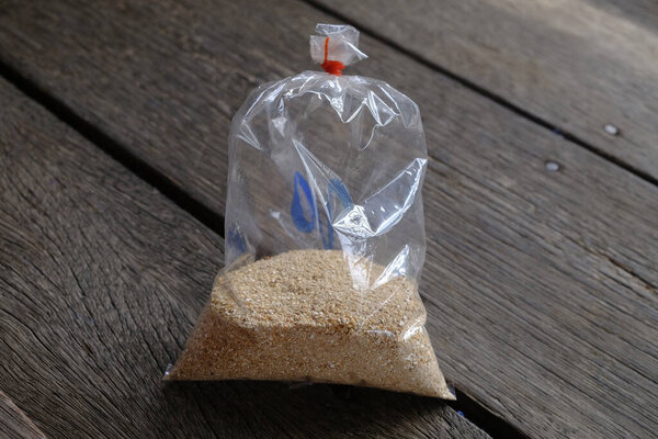 поджаренный рисовый порошок в прозрачном пластиковом пакете, тайская кухня