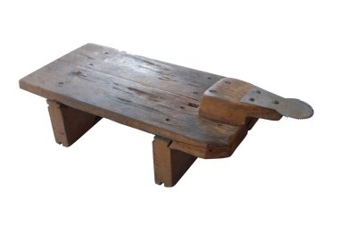 Geleneksel hindistan cevizi rendesi, paslanmaz çelik bıçaklı, beyaz arka planda kesme işlemiyle izole edilmiş.