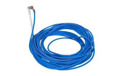 Duvarda mavi bahçe hortumu makarası, temizlik aracı, bahçe ve ev konsepti, beyaz arka planda izole edilmiş, kırpma yolu ile