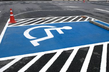 Engelliler için tekerlekli sandalye izi otoparkı