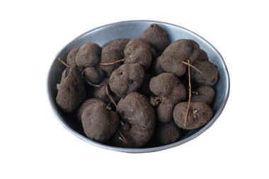 Mor Yam Bulbils Ube (Dioscorea alata) çinko kasede, kesme yolu ile beyaz arka planda izole.