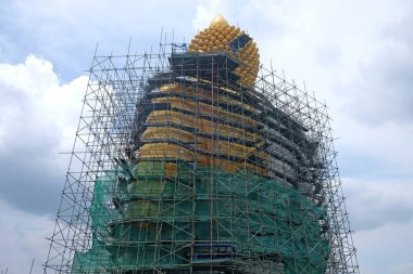 Yapım ve onarım Buda figürü, Tayland 'daki tapınağın arkasındaki büyük Budist heykeli..