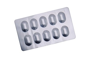 Beyaz arka planda izole edilmiş kapsül haplarından oluşan gümüş alüminyum su toplayıcı paketler. Kesme yolu ile. İlaç ambalajı, ilaç imalatı. Eczane