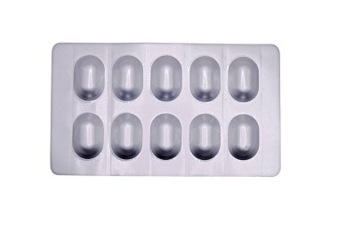 Beyaz arka planda izole edilmiş kapsül haplarından oluşan gümüş alüminyum su toplayıcı paketler. Kesme yolu ile. İlaç ambalajı, ilaç imalatı. Eczane