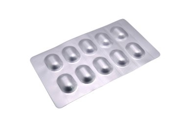Beyaz arka planda izole edilmiş kapsül haplarından oluşan gümüş alüminyum su toplayıcı paketler. Kesme yolu ile. İlaç imalatı için konsept ambalaj. Eczane