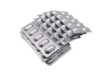 Beyaz arka planda izole edilmiş kapsül haplarından oluşan gümüş alüminyum su toplayıcı paketler. Kesme yolu ile. İlaç imalatı için konsept ambalaj. Eczane