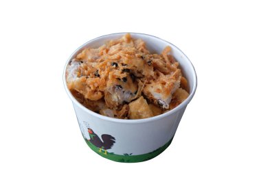 Kağıt bardakta kızartılmış taro kesme yolu olan beyaz arka grond, vejetaryen ve vejetaryen yemek tarzı.