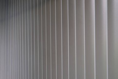 Paralel çizgili çizgileri, soyut arkaplanı ve tasarım dokusu olan gümüş gri PVC Dikey.