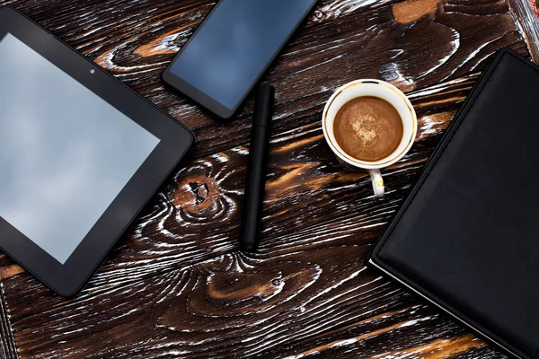 Bir Fincan Aromatik Kahve Siyah Bir Tablet Bir Cep Telefonu — Stok fotoğraf