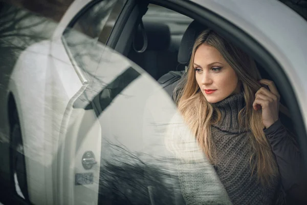 아름다운 소녀가 자동차 창문에 아름다운 있습니다 — 스톡 사진