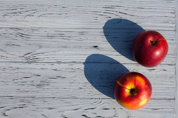 Два Спелых Красных Яблока Лежат Светлом Деревянном Столе Кухне — стоковое фото