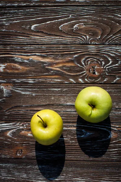 Два Спелых Зелёных Яблока Лежат Тёмном Деревянном Столе Кухне — стоковое фото