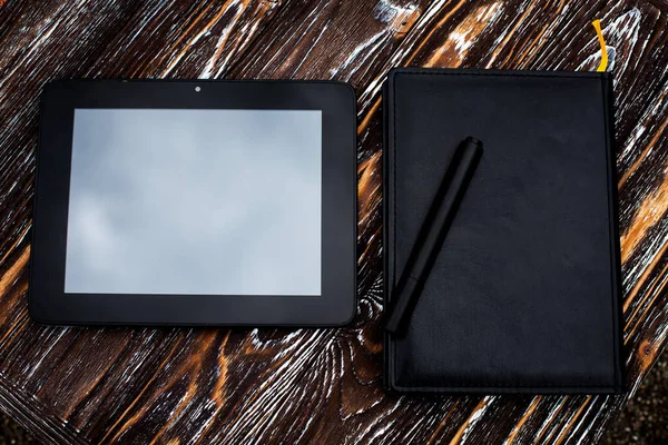 Black Tablet Notebook Leather Cover Pen Lie Dark Wooden Textured — Stok fotoğraf