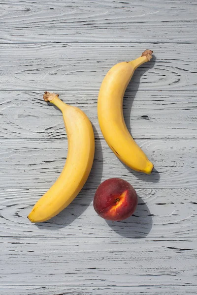 Eine Komposition Aus Reifen Bananen Und Appetitanregendem Pfirsich Auf Einem — Stockfoto