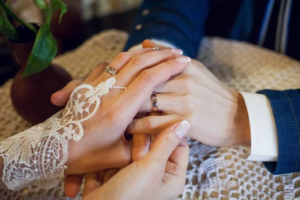 Nygifta Brud Och Brudgum Med Vacker Manikyr Försiktigt Hålla Händerna — Stockfoto
