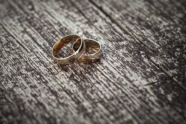 Wedding Gold Wedding Rings Bride Groom Lie Gray Brown Textured — Zdjęcie stockowe