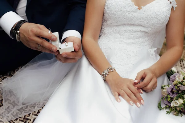 Noivo Terno Azul Escuro Oferece Para Levar Anel Casamento Ouro — Fotografia de Stock