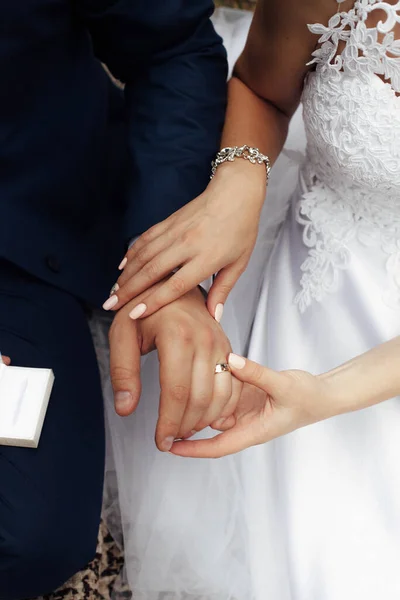 Mãos Noiva Vestido Branco Tocam Anel Mão Noivo Terno Azul — Fotografia de Stock