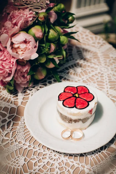 Stylishly Decorated Cake Red Flower Pattern White Plate Wedding Rings — Stockfoto