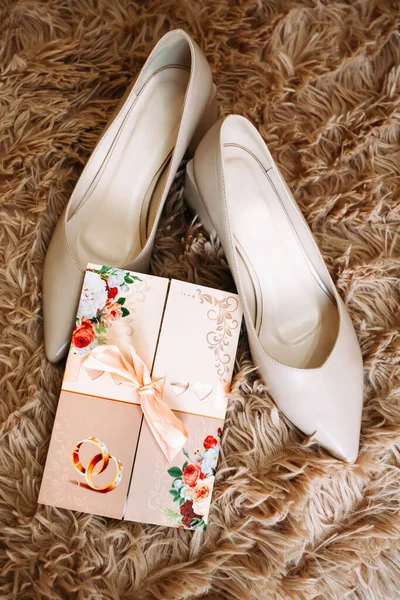Classic Beige Bridal Shoes Shaggy Rug Nearby Lies Invitation Greeting — Stockfoto