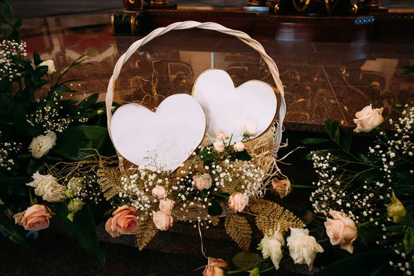 Flower Arrangement Pink White Roses Basket Decorative Heart Symbol Wedding — Stock Photo, Image