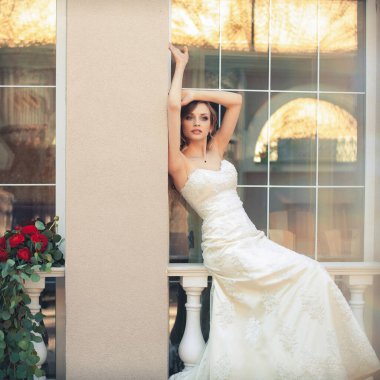 Sanat eserleri, şık bir gelinlik içinde şık bir iç mekanın çiçekli penceresinde oturan şık bir gelinin portresi..